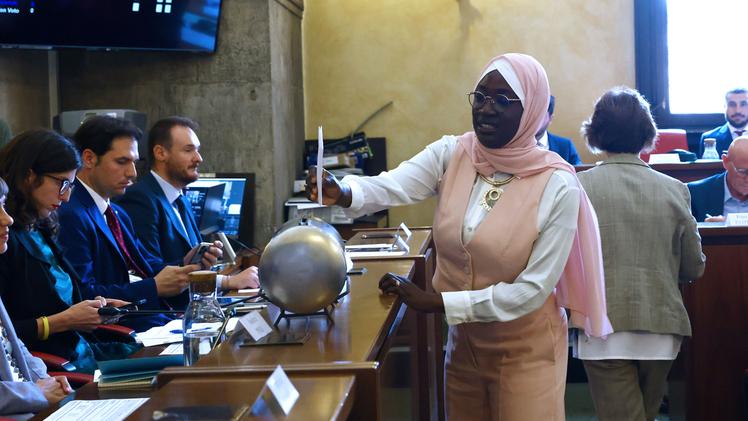Aisha Labaran Per Raisa Labaran doppia emozione: il debutto in aula e la laurea ...